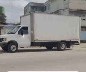 Camión Ford. 3ton para el transporte de mercancías y lo que se necesite cerrado hermético no se moja carga segura