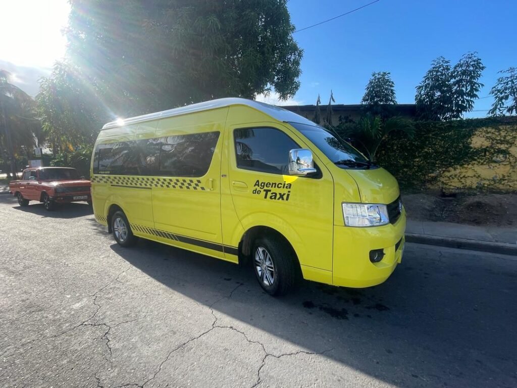 Servicio de taxis y microbuses en toda Cuba